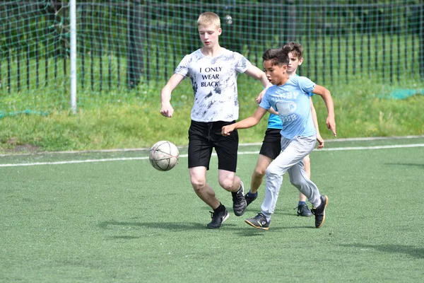 Orenburg, Russia - 28 giugno 2017 anno: i ragazzi giocano a calcio — Foto Stock