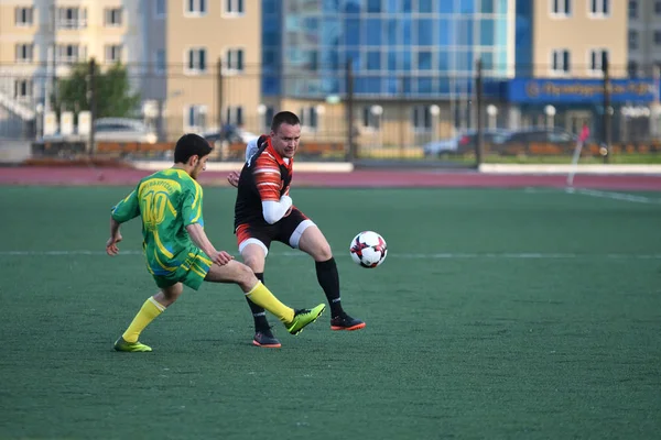 Orenburg, Ryssland, 8 juni 2017 år: män spela fotboll — Stockfoto