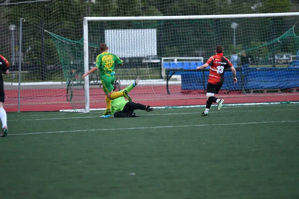 Orenburg, Rusko, 8. června 2017 rok: muži hrají fotbal — Stock fotografie