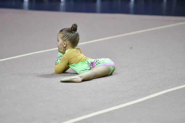 Orenburg, Russia - November 25, 2017 year: girls compete in rhythmic gymnastics — Stock Photo, Image