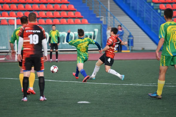 Orenburg, Rusia, 8 de junio de 2017 año: Los hombres juegan fútbol —  Fotos de Stock