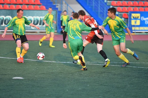 Orenburg, Rússia, 8 Junho de 2017 ano: Homens jogam futebol — Fotografia de Stock