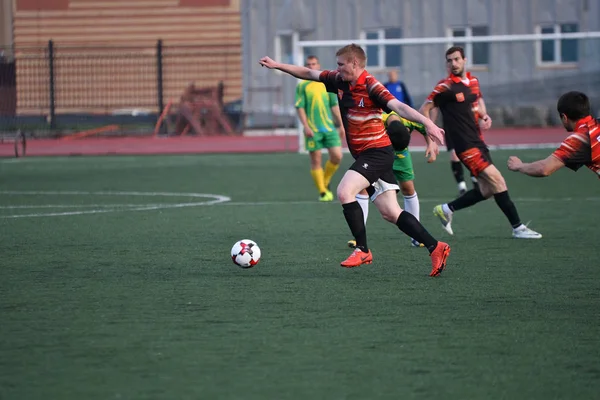 Orenburg, Rusia, 8 de junio de 2017 año: Los hombres juegan fútbol —  Fotos de Stock