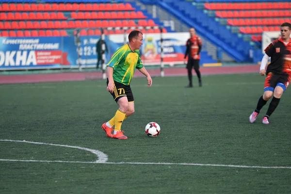 Orenburg, Rusia, 8 de junio de 2017 año: Los hombres juegan fútbol —  Fotos de Stock