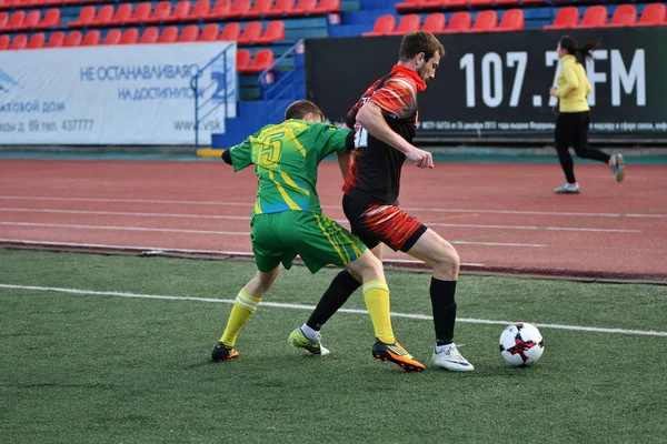 Оренбург, Россия, 8 июня 2017 года: Мужчины играют в футбол — стоковое фото