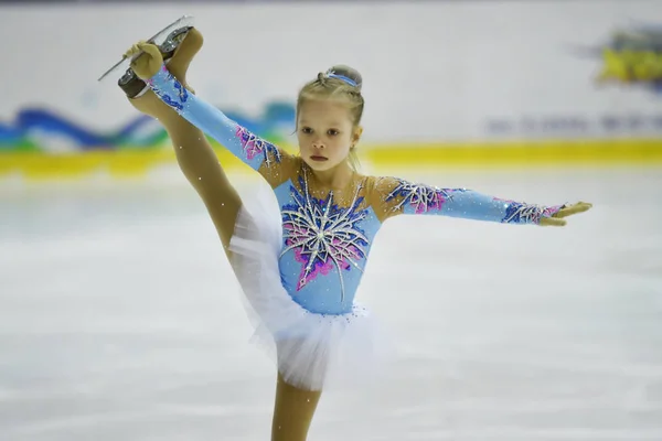 Orenburg, Rusko - 31 března 2018 rok: dívky soutěžit v krasobruslení — Stock fotografie