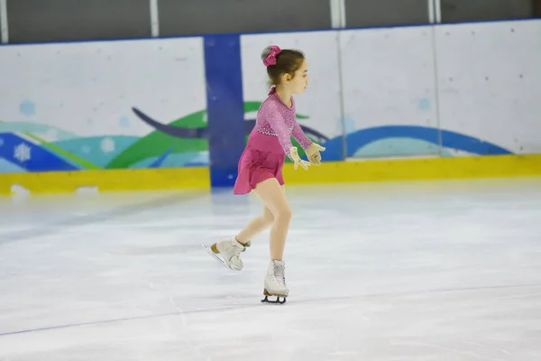 Orenburg, Rusia - 31 de marzo de 2018 año: Las niñas compiten en patinaje artístico —  Fotos de Stock