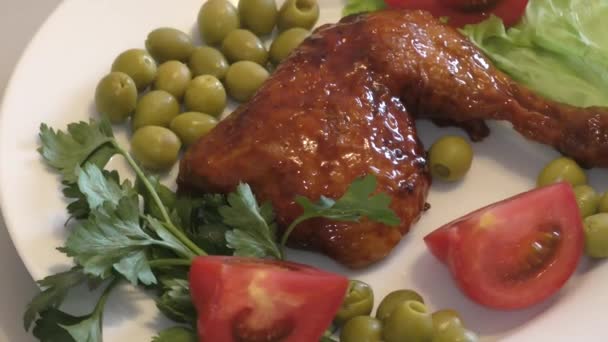 Gebratene Hähnchenschenkel Mit Frischem Gemüse Zum Mittagessen — Stockvideo