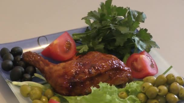 Gebratene Hähnchenschenkel Mit Frischem Gemüse Zum Mittagessen — Stockvideo