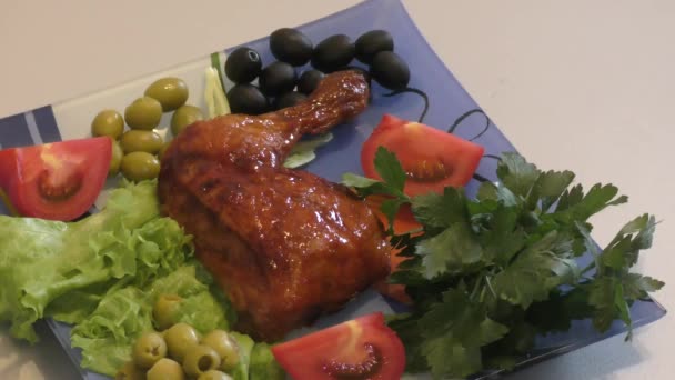 Coxa Frango Frito Com Verdes Frescos Para Almoço — Vídeo de Stock