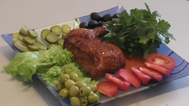 Kızarmış Tavuk Uyluk Ile Öğle Yemeği Için Taze Yeşillik — Stok video
