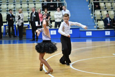 Orenburg, Rusya - 12 Kasım 2016: Kız ve erkek dans.