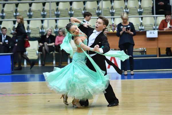 Όρεμπουργκ, Ρωσία - 12 Νοέμβριος 2016: Κορίτσι και αγόρι χορό. — Φωτογραφία Αρχείου