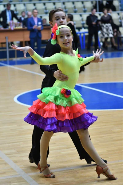 Orenburg, Rusia - 12 de noviembre de 2016: Baile de niñas y niños . — Foto de Stock