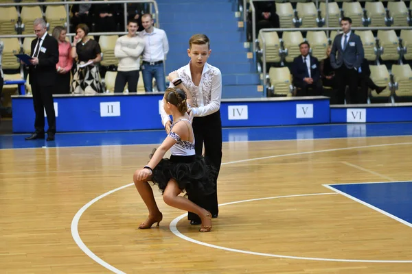 Orenburg, russland - 12. November 2016: Mädchen und Junge tanzen. — Stockfoto