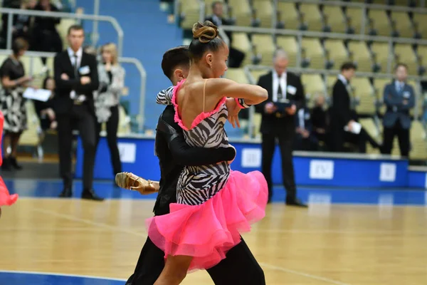 Orenburg, Rússia - 12 de novembro de 2016: Menina e menino dançando . — Fotografia de Stock