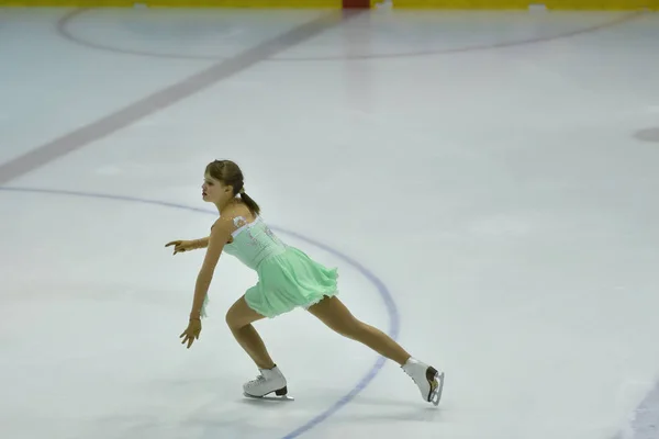 Orenburg, Rússia - 31 de março de 2018 ano: Meninas competem na patinação artística — Fotografia de Stock