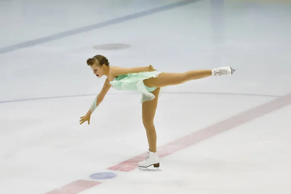 Orenburg, Rusia - 31 de marzo de 2018 año: Las niñas compiten en patinaje artístico — Foto de Stock