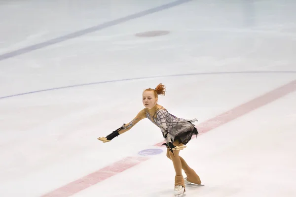 Orenburg, Rusia - 31 de marzo de 2018 año: Las niñas compiten en patinaje artístico — Foto de Stock