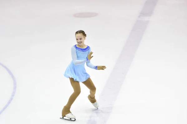 Orenburg, Rússia - 31 de março de 2018 ano: Meninas competem na patinação artística — Fotografia de Stock