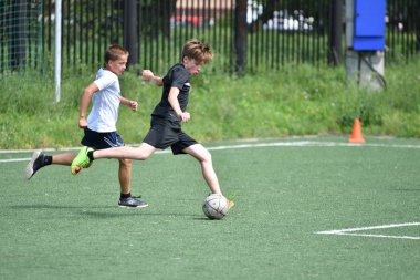 Orenburg, Rusya Federasyonu - 28 Haziran 2017 yıl: çocuklar futbol oynamak