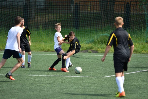 Orenburg, Rusia - 28 de junio de 2017 año: los niños juegan al fútbol —  Fotos de Stock