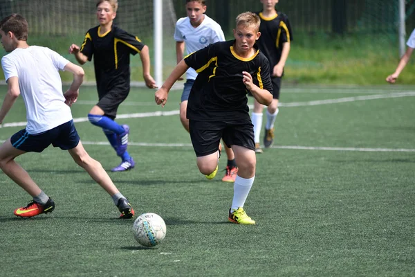 Orenburg, Rusya Federasyonu - 28 Haziran 2017 yıl: çocuklar futbol oynamak — Stok fotoğraf