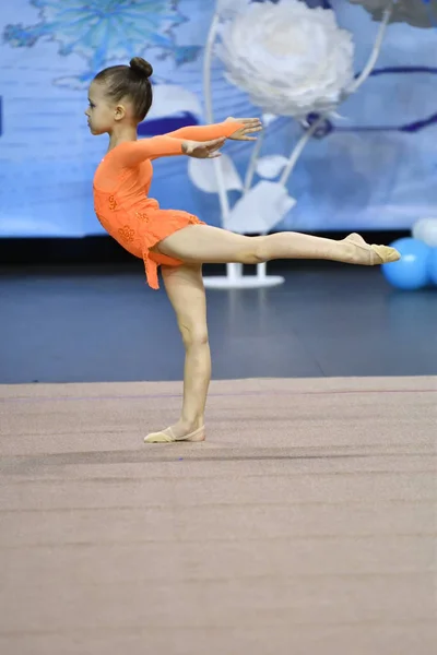 奥伦堡, 俄罗斯-2017年11月25日年: 女子竞技体操 — 图库照片