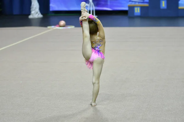 Orenburg, Rusko - 25 listopadu 2017 rok: dívky soutěžit v rytmické gymnastice — Stock fotografie