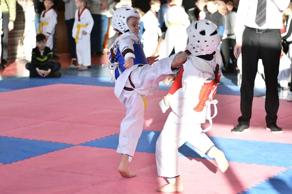 Orenburg, Rusko - 27. ledna 2018 let: děti soutěžit v Taekwondo — Stock fotografie