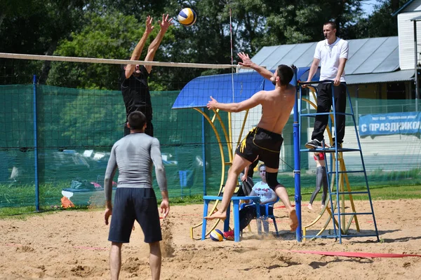 Orenburg, Rosja, 9-10 czerwca 2017 roku: boiska do siatkówki plażowej chłopców — Zdjęcie stockowe