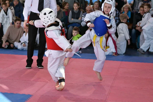 Orenburg, Rússia - 27 de janeiro de 2018: as crianças competem em Taekwondo — Fotografia de Stock