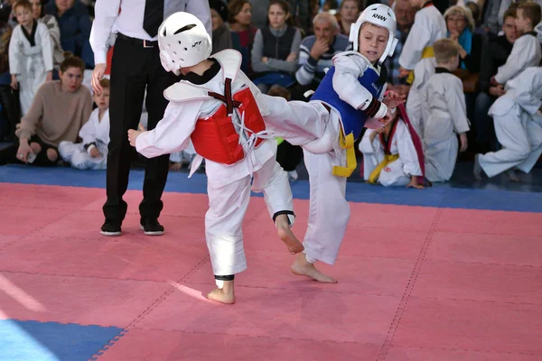 Orenburg, Rosja - lat 27 stycznia 2018: dzieci konkurować w Taekwondo — Zdjęcie stockowe