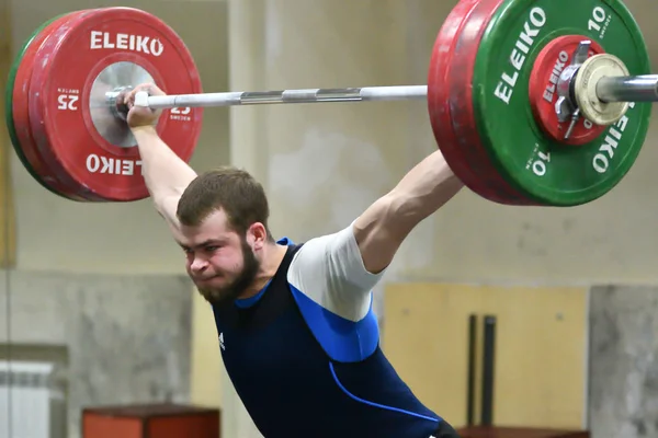 Orenburg, Rússia, - 15 - 17 de dezembro de 2017 Jahr: Homens competem em halterofilismo — Fotografia de Stock