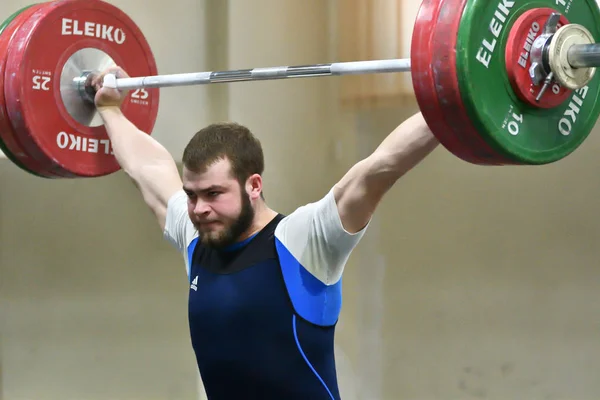 Orenburg, Rusland, -15-17 december 2017 Jahr: mannen concurreren in Gewichtheffen — Stockfoto