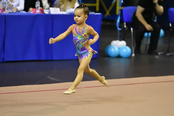 Orenburg, Rusya Federasyonu - 25 Kasım 2017 yıl: kız rekabet ritmik jimnastik — Stok fotoğraf