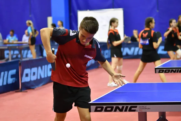 Orenburg, Rusia - 15 de septiembre de 2017 año: Niños jugando ping pong —  Fotos de Stock