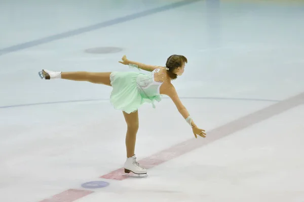 Orenburg, Oroszország - március 31, 2018 év: lányok versenyeznek műkorcsolya — Stock Fotó