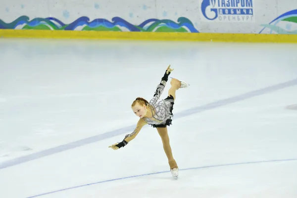 Orenburg, russland - 31. März 2018 Jahr: Mädchen messen sich im Eiskunstlauf — Stockfoto