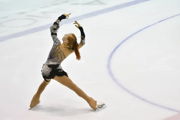 Orenburg, Rusia - 31 de marzo de 2018 año: Las niñas compiten en patinaje artístico — Foto de Stock