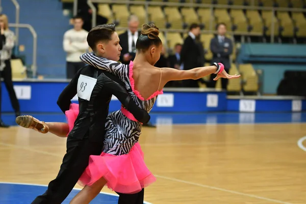 Orenburg, Rússia - 12 de novembro de 2016: Menina e menino dançando . — Fotografia de Stock