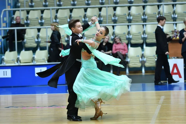 奥伦堡, 俄罗斯-2016年11月12日: 女孩和男孩跳舞. — 图库照片