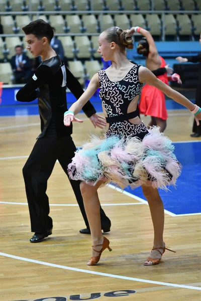 Orenburg, Russie - 12 novembre 2016 : Danse entre filles et garçons . — Photo