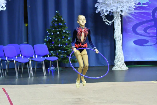 Orenburg, Rusko - 25 listopadu 2017 rok: dívka provádí cvičení s gymnastická obruč v rytmické gymnastice — Stock fotografie