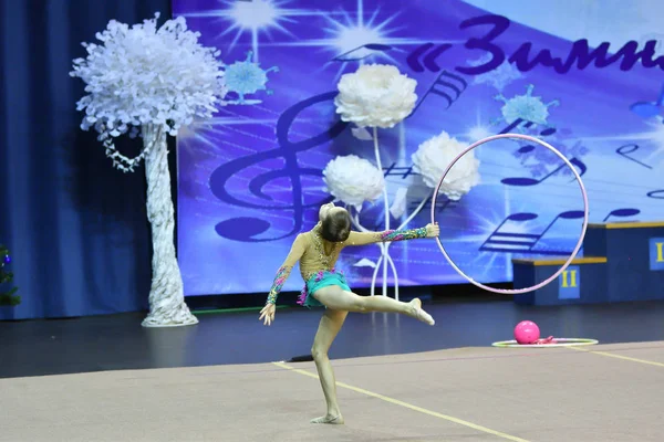 Orenburg, Rusland - 25 November 2017 jaar: meisje voert oefeningen met gymnastiek hoepel in ritmische gymnastiek — Stockfoto
