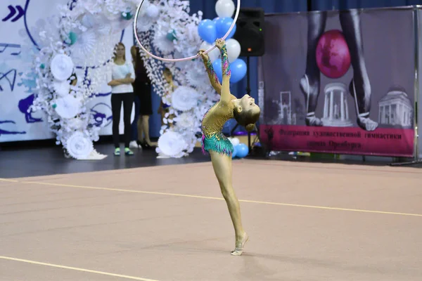 Orenburg, Rússia - 25 de novembro de 2017 ano: menina realiza exercícios com aro de ginástica em ginástica rítmica — Fotografia de Stock