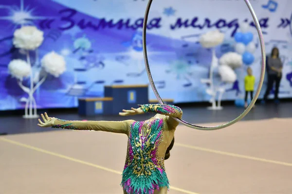Оренбург, Россия - 25 ноября 2017 года: девушка выполняет упражнения с гимнастическим обручем в художественной гимнастике — стоковое фото