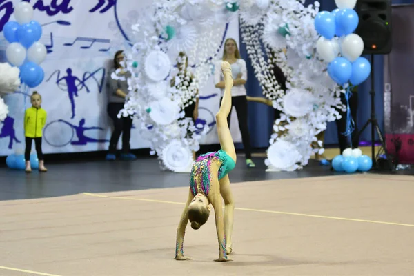 Orenburg, Rusko - 25 listopadu 2017 rok: dívka provádí cvičení s gymnastická obruč v rytmické gymnastice — Stock fotografie