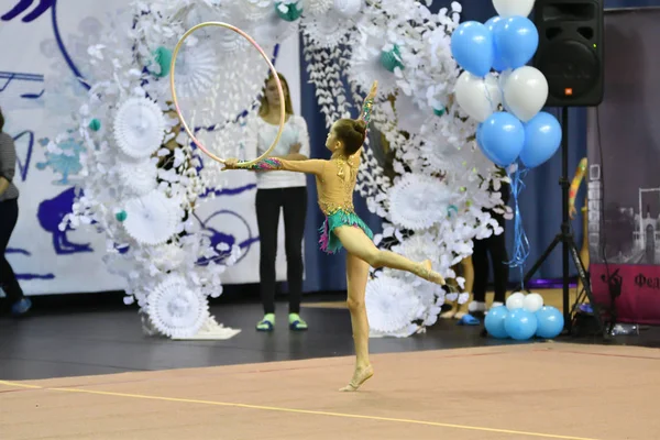 Orenburg, russland - 25. november 2017 jahr: mädchen turnt mit gymnastikreifen in rhythmischer gymnastik — Stockfoto