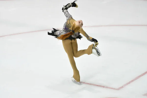 Orenburg, Rusia - 31 de marzo de 2018 año: Las niñas compiten en patinaje artístico — Foto de Stock